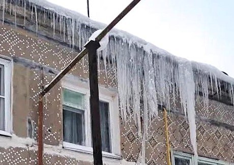 В Калуге и области с крыш домов свисают опасные сосульки