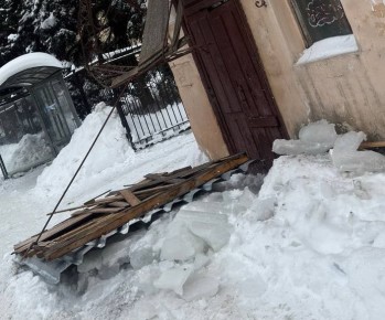 В Калуге у жилого дома на улице Академика Королёва отвалился козырёк