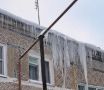 В Козельске над жилым домом нависли сосульки