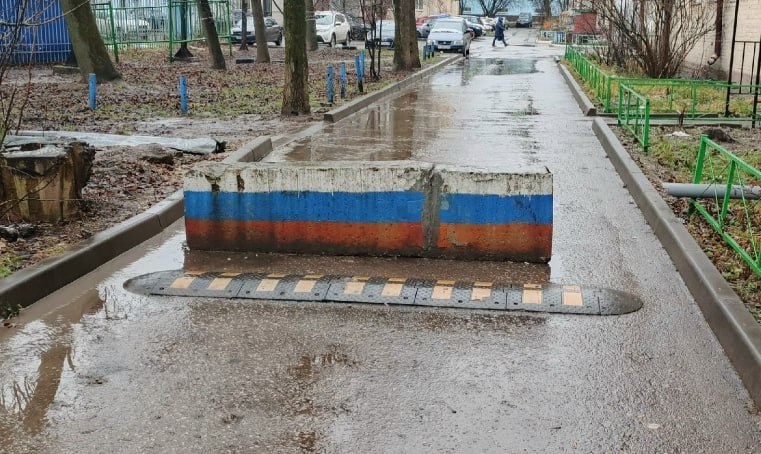 В Калуге бетонный блок во дворе мешает проезду