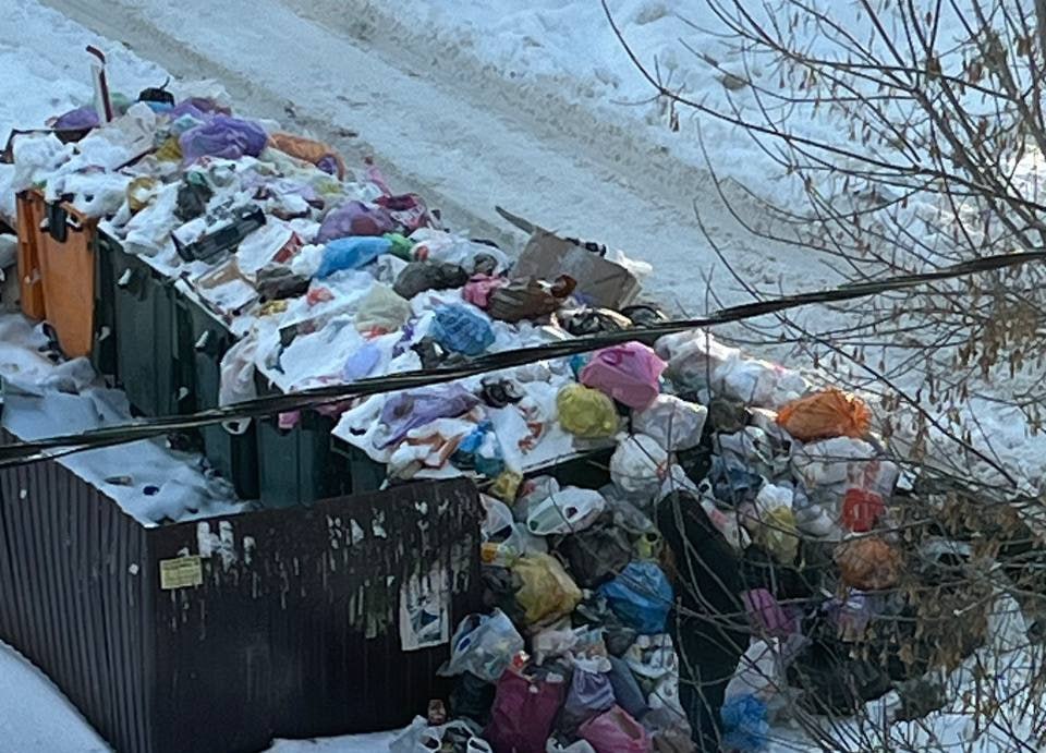 В Калуге чиновники объяснили причину задержки вывоза мусора