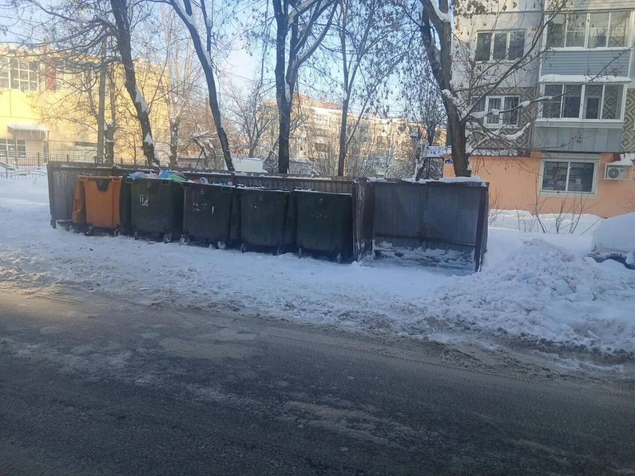 В Калуге вывезли мусор на нескольких улицах