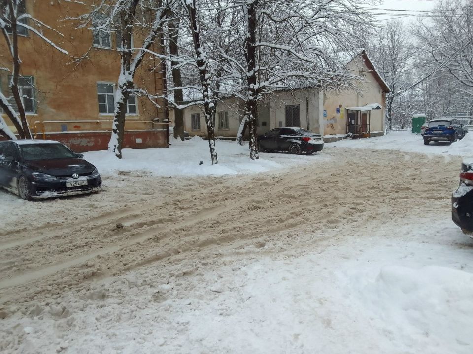 Жительница Калуги пожаловалась на засыпанный тротуар на Билибина