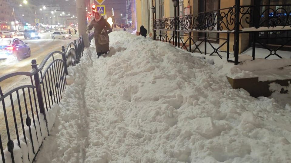 Магазин в Калуге завалил тротуар снегом при чистке крыши
