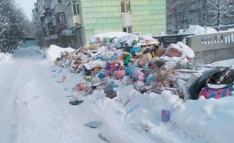 В Калуге мусоровоз не смог вывести мусор из контейнеров на Московской