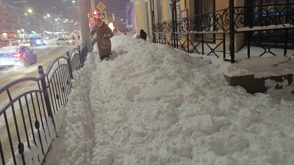 В Калуге завалили снегом тротуар на улице Кирова
