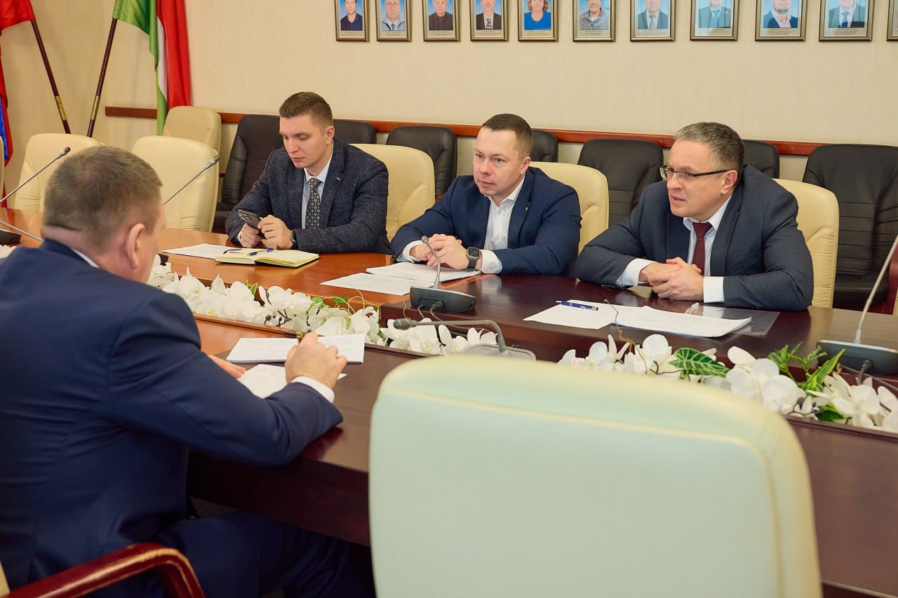 Дмитрий Денисов: Вместе с председателем Законодательного собрания области Геннадием Новосельцевым и коллегами подробно обсудили наказы калужан, которые они передали в народную программу партии «Единая Россия» Дмитрий Денисов: Вместе с председателем Законодательного собрания области Геннадием Новосельцевым и коллегами подробно обсудили наказы калужан, которые они передали в народную программу партии «Единая Россия»