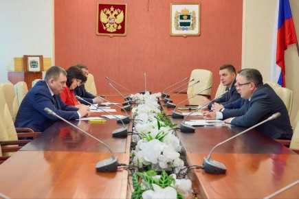 Председатель Законодательного Собрания Геннадий Новосельцев обсудил с главой городского округа Калуги Дмитрием Денисовым наказы жителей областного центра, которые они в рамках прошлогодней избирательной кампании передали в...