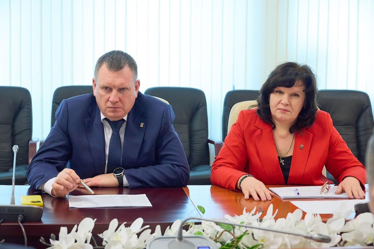 Дмитрий Денисов: Вместе с председателем Законодательного собрания области Геннадием Новосельцевым и коллегами подробно обсудили наказы калужан, которые они передали в народную программу партии «Единая Россия» Дмитрий Денисов: Вместе с председателем Законодательного собрания области Геннадием Новосельцевым и коллегами подробно обсудили наказы калужан, которые они передали в народную программу партии «Единая Россия»