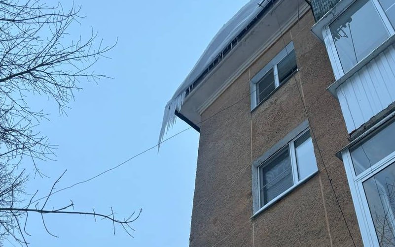 В Калуге уберут сосульки с дома на улице Вилонова