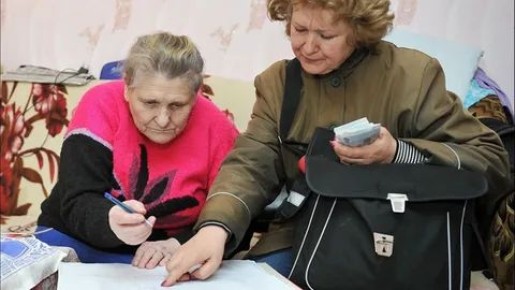Финансовое насилие в семье: как справиться, если родные отбирают у вас пенсию