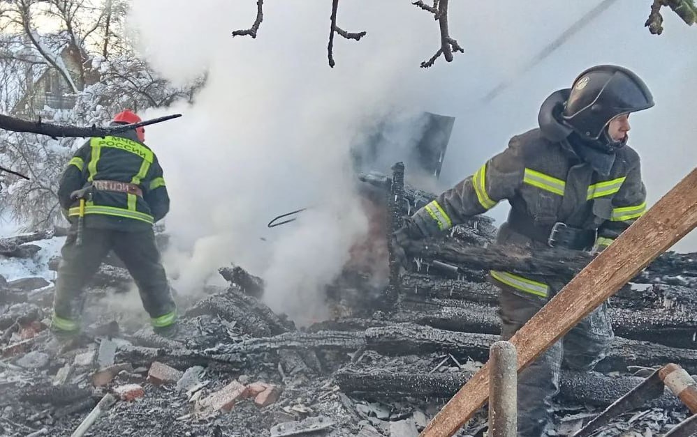 В деревне Калужской области ликвидировали пожар в жилом доме