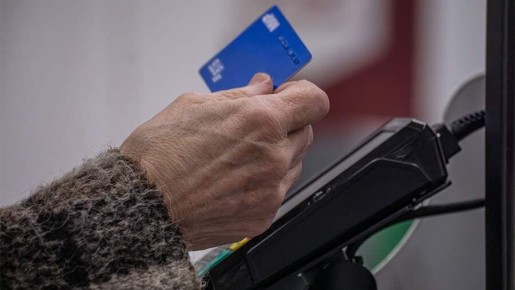 Удобство на карте: почему пенсионеры все чаще выбирают банковские выплаты