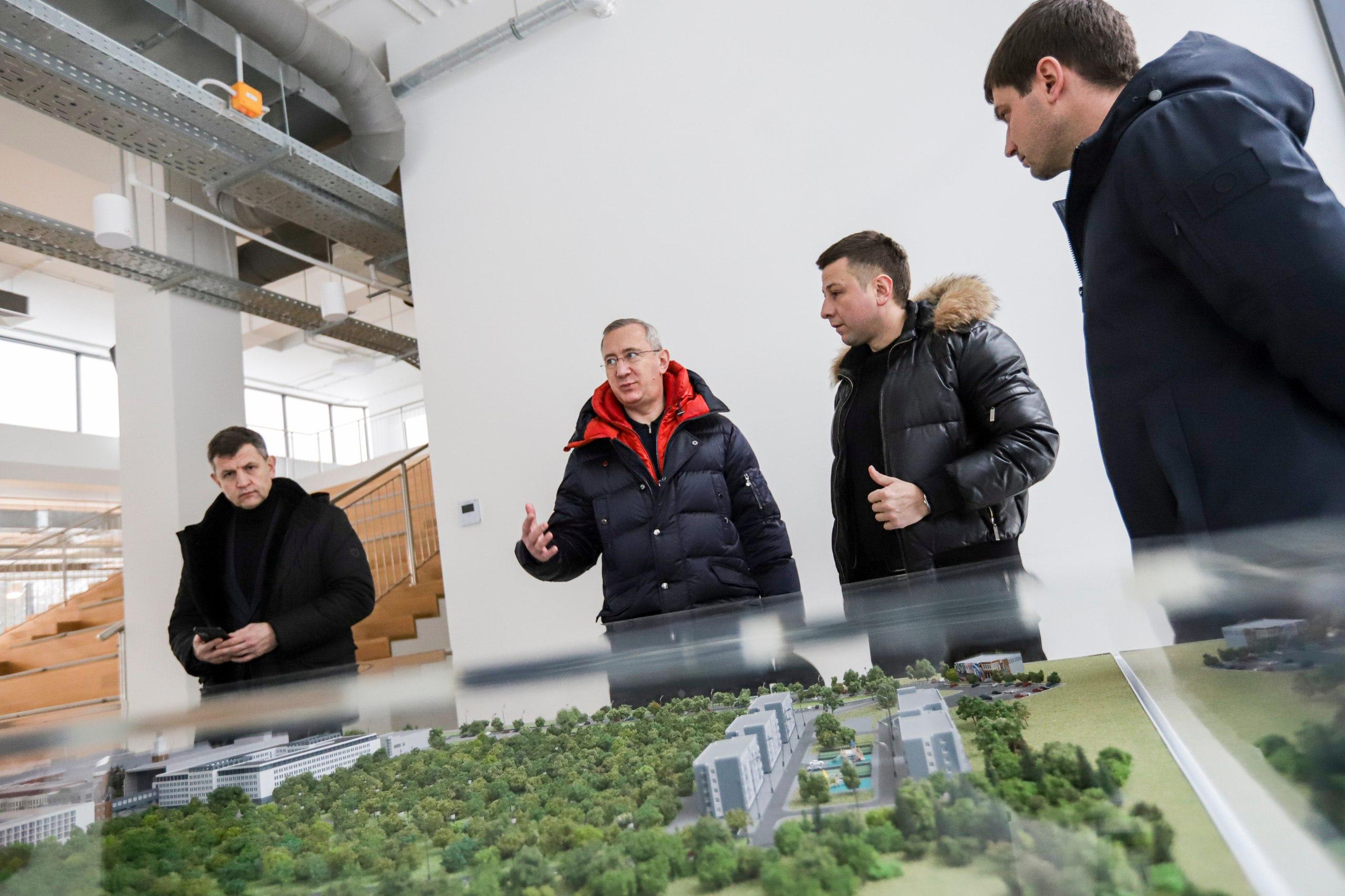 Владислав Шапша вместе с коллегами осмотрели общежития современного кампуса в Калининграде Владислав Шапша вместе с коллегами осмотрели общежития современного кампуса в Калининграде