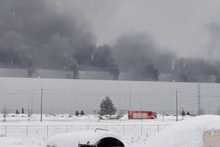 Площадь пожара на предприятии АГР в Калуге увеличилась до 700 квадратных метров, огонь локализован, сообщили в МЧС