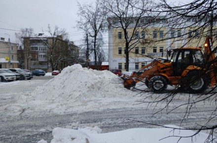 В Калуге на расчистку улиц от снега вывели 133 единицы техники