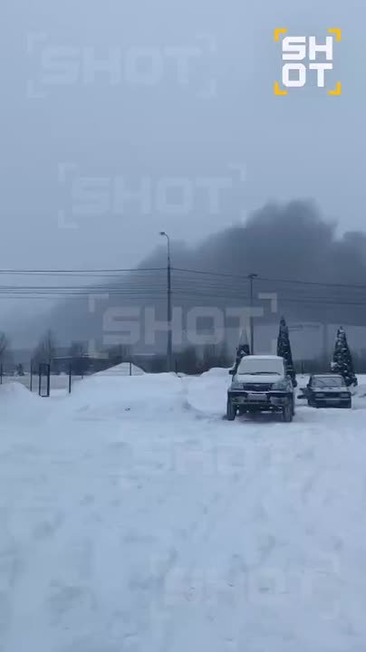 Три сотрудника бывшего завода Volkswagen, который сейчас принадлежит компании «АГР», пострадали при пожаре — по данным SHOT, они отравились продуктами горения