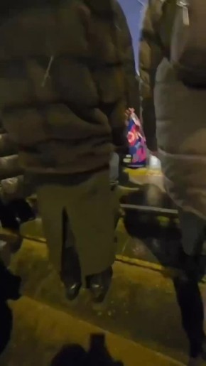 Очередь на автобус в столице в час пик сегодня начиналась прямо из вестибюля метро