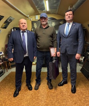 Председатель Думы Калуги Юрий Моисеев и его первый заместитель Сергей Павлов вручили почётную грамоту заслуженному работнику культуры Калужской области Валентину Черняку