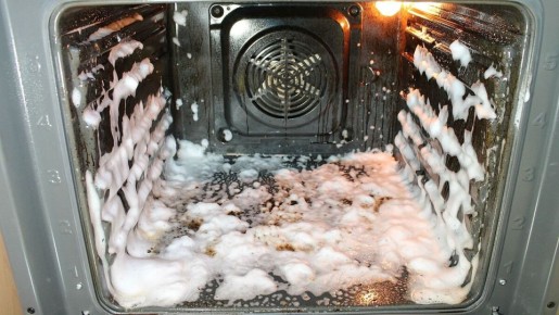 Как помыть духовку без риска: 3 рабочих метода и главные ошибки