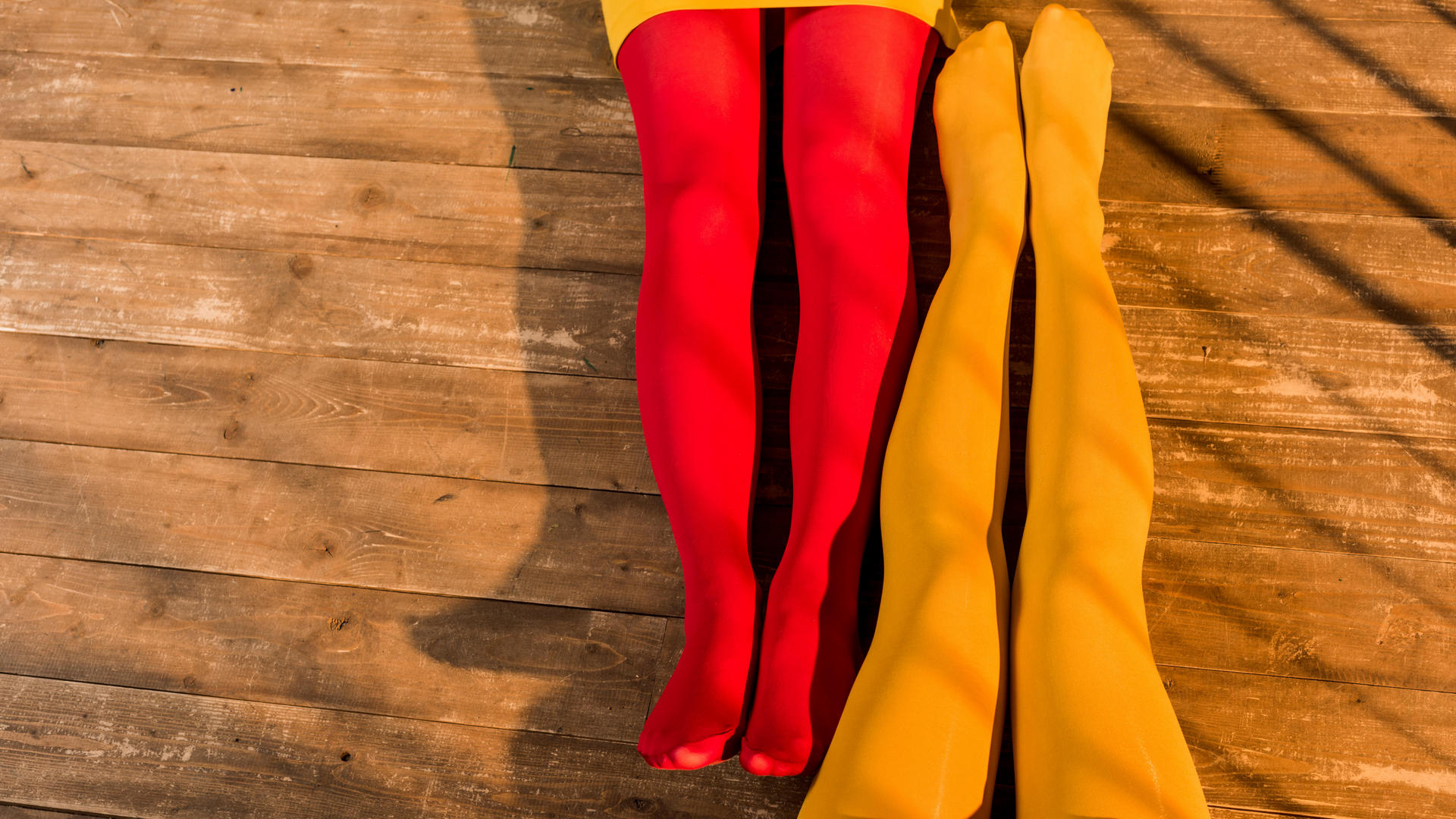 В моду вернулись цветные колготки: рассказываем, с чем и как правильно их носить