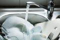 Почему стоит мыть посуду сразу после еды
