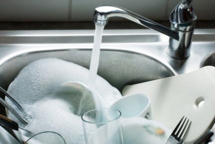 Почему стоит мыть посуду сразу после еды