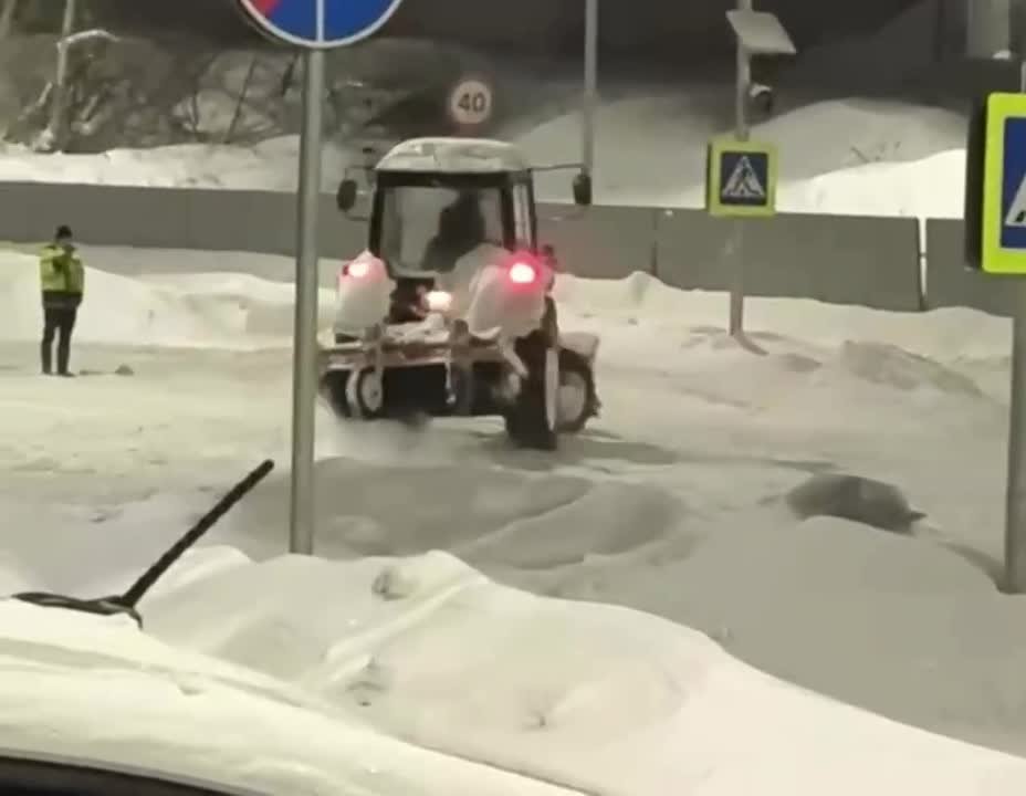 Калужане пристально наблюдают за снегоочистительной техникой, ведь именно от неё зависит, сколько с утра горожанам придется ехать на работу