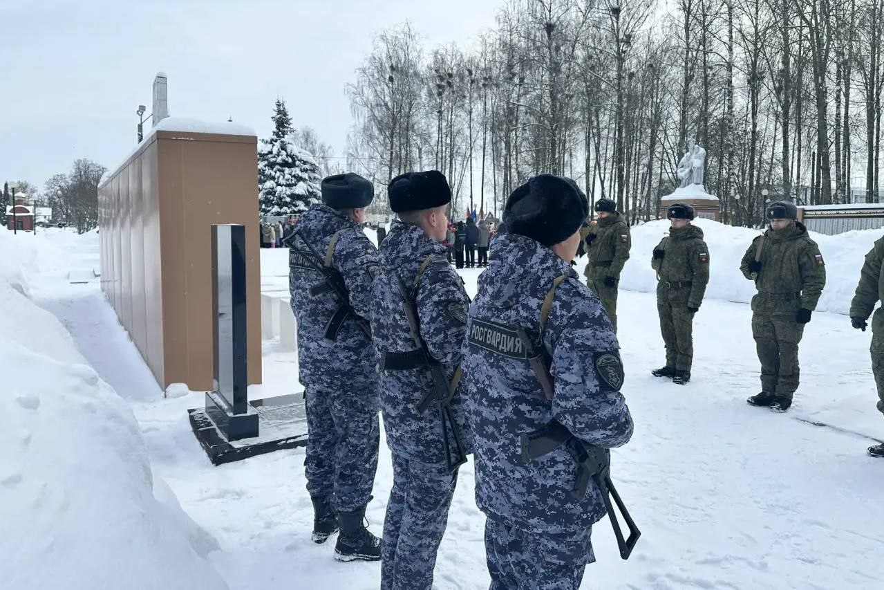 Калужские росгвардейцы почтили память освободителей города Сухиничи Калужские росгвардейцы почтили память освободителей города Сухиничи