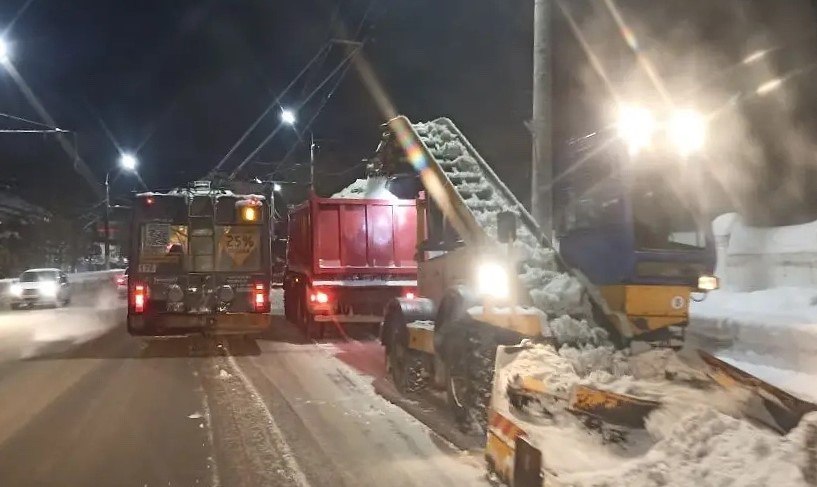 Коммунальщики Калуги убрали тонны снега за сутки