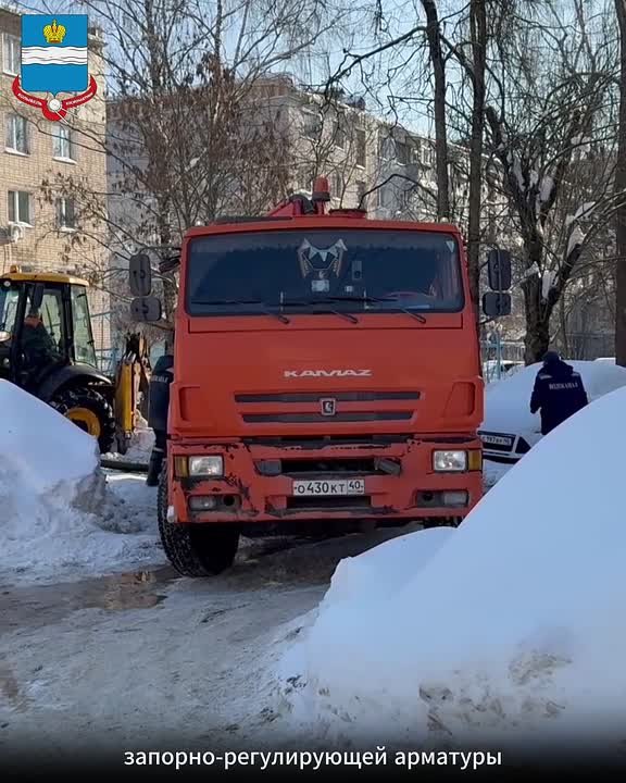 Движение на улице Московской в районе магазина "Спутник" по-прежнему затруднено из-за аварии на водоводе в районе улицы Новая Стройка