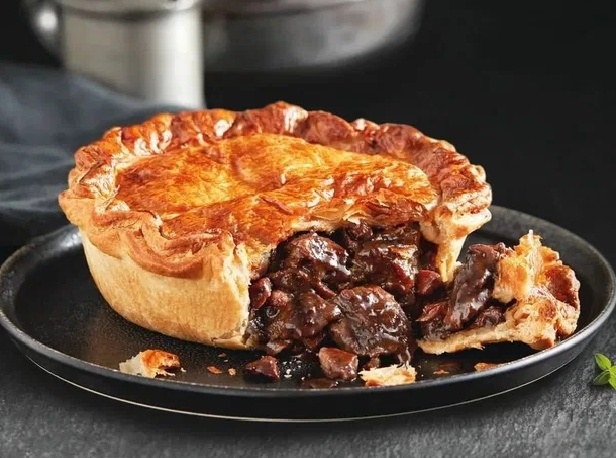 Пирог с томленой говядиной и пивом: Уютное блюдо для особого случая