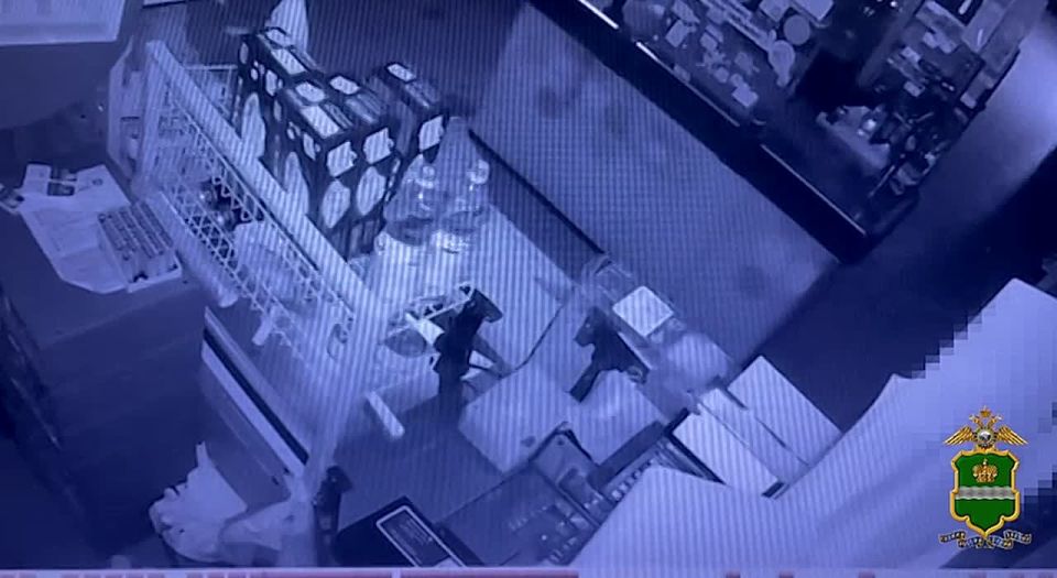 Калужскими полицейскими по горячим следам задержан 23-летний житель областного центра, подозреваемый в нарушении общественного порядка и краже из магазина