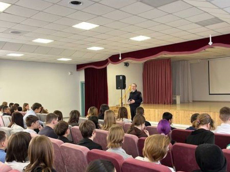 Полицейские Калуги провели урок правовой грамотности для старшеклассников