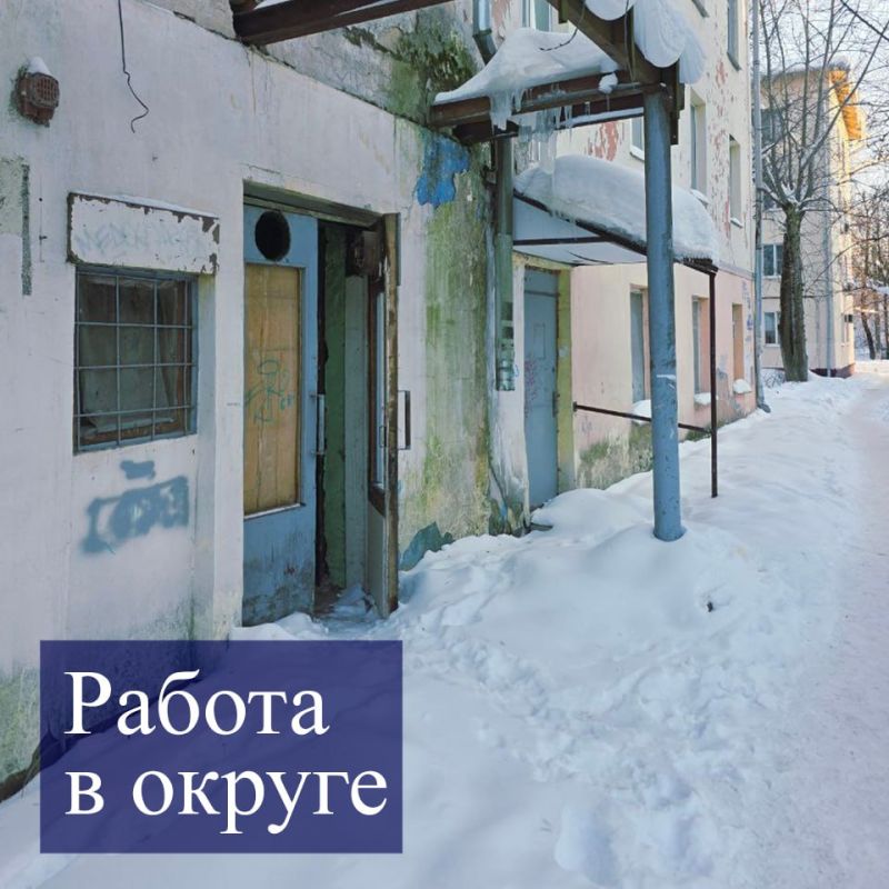Дмитрий Бабаев с сотрудниками управляющей компании осмотрел аварийный дом №50 на 1-м переулке Пестеля