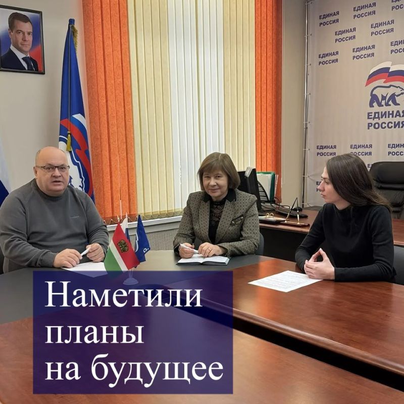 Первый заместитель председателя Думы, руководитель фракции «Единая Россия» Сергей Павлов встретился с сотрудниками общественной приёмной партии, представителями местного исполкома и волонтёрами