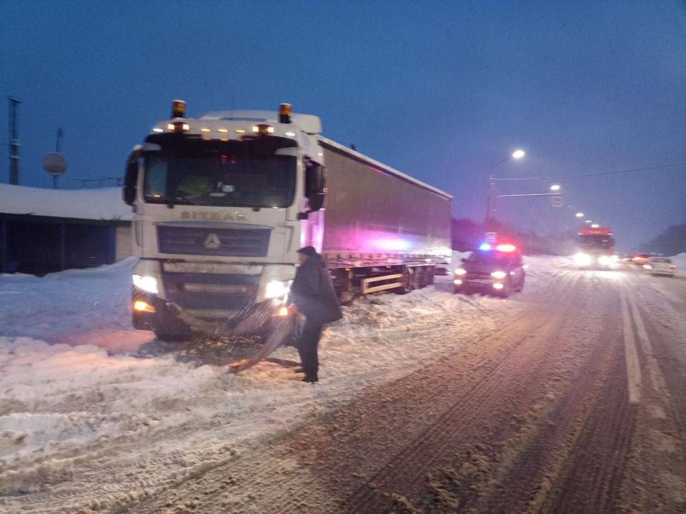 Взаимовыручка - это сила!. В непростую ситуацию попал водитель фуры