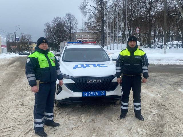В ночное время в районе деревни Дроздово в затруднительной ситуации оказался водитель грузового автомобиля