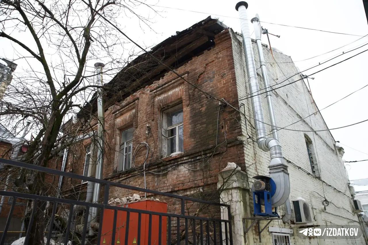 Появились подробности инцидента с обрушением крыши дома на Театральной улице в Калуге Появились подробности инцидента с обрушением крыши дома на Театральной улице в Калуге