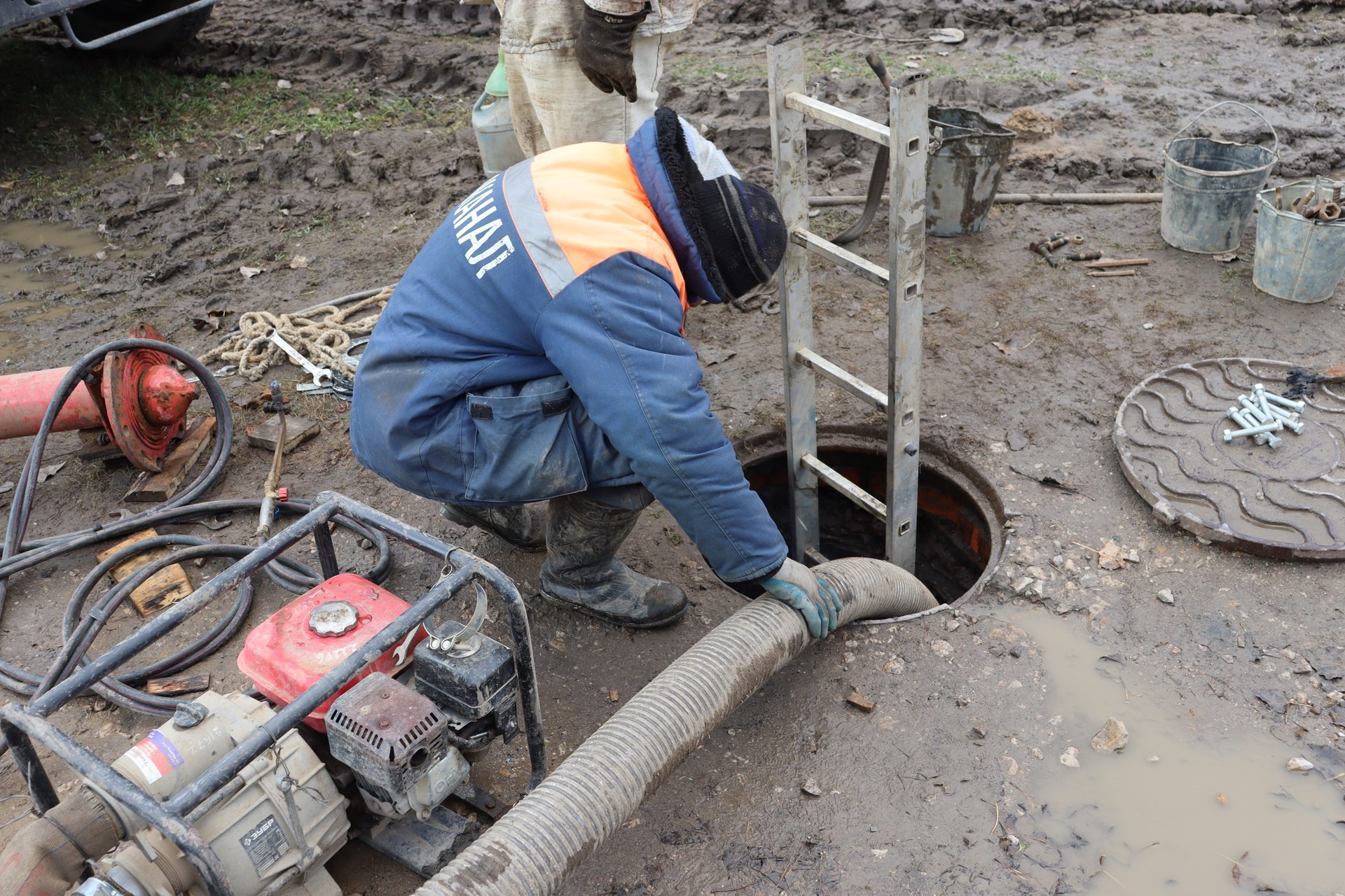 Строители вылили в канализацию цемент