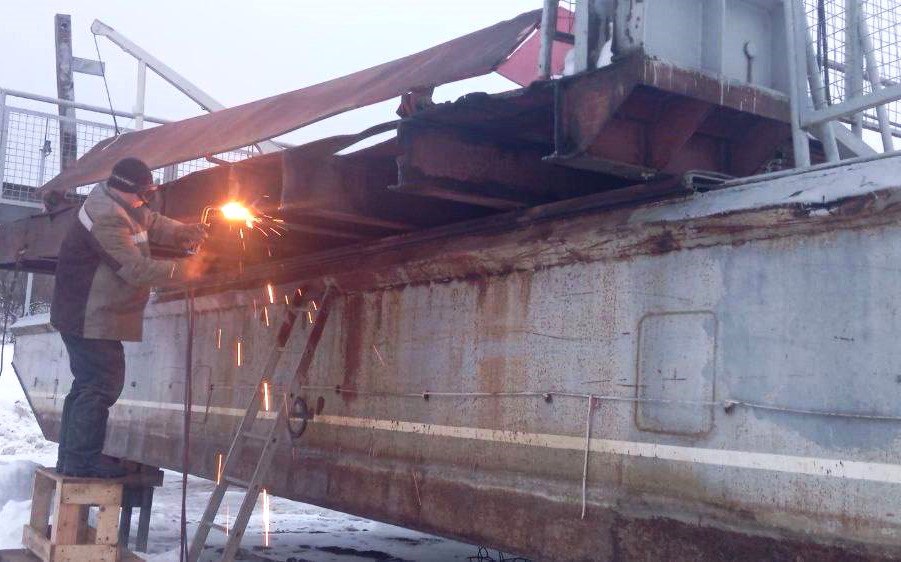 В Калужской области начали ремонтировать наплавной мост через Оку