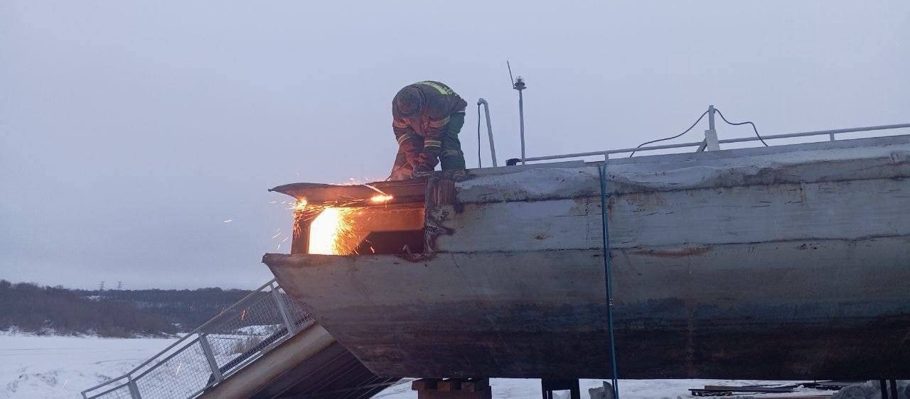 В Ферзиковском округе ремонтируют наплывной мост через Оку В Ферзиковском округе ремонтируют наплывной мост через Оку