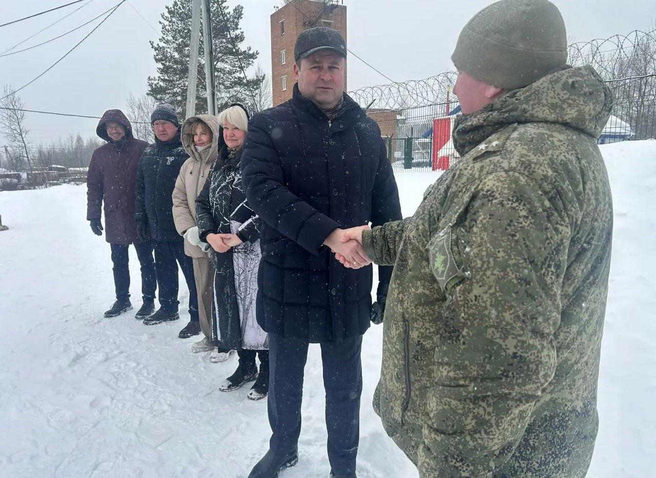 На своей странице в соцсетях председатель Думы Юрий Моисеев рассказал, что бойцам-защитникам неба над нашей любимой Калугой передали подарки и самые тёплые поздравления к празднику 23-го февраля