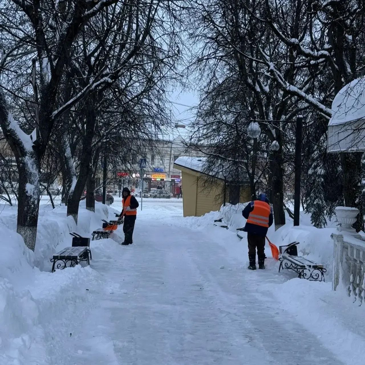 Снегопад, начавшийся с ночи, по прогнозам синоптиков будет продолжаться практически без перерыва до конца дня Снегопад, начавшийся с ночи, по прогнозам синоптиков будет продолжаться практически без перерыва до конца дня