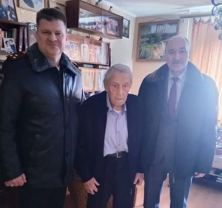 В преддверии Дня защитника Отечества врио заместителя начальника УМВД России по Калужской области Алексей Жердев и председатель Совета ветеранов УМВД России по Калужской области Валерий Полиданов навестили фронтовика Михаила...