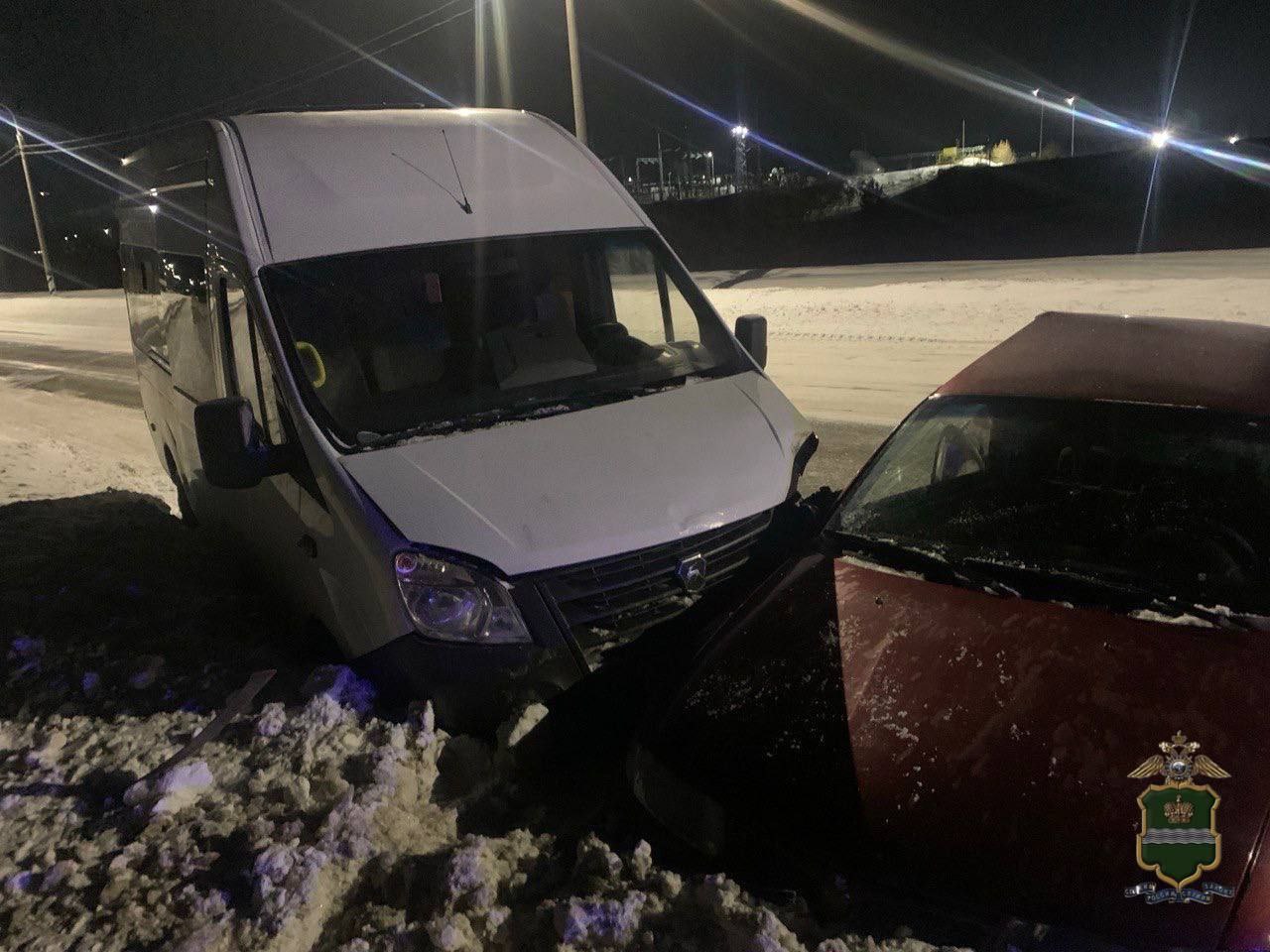 Пьяный водитель легковушки устроил ДТП: пострадали двое