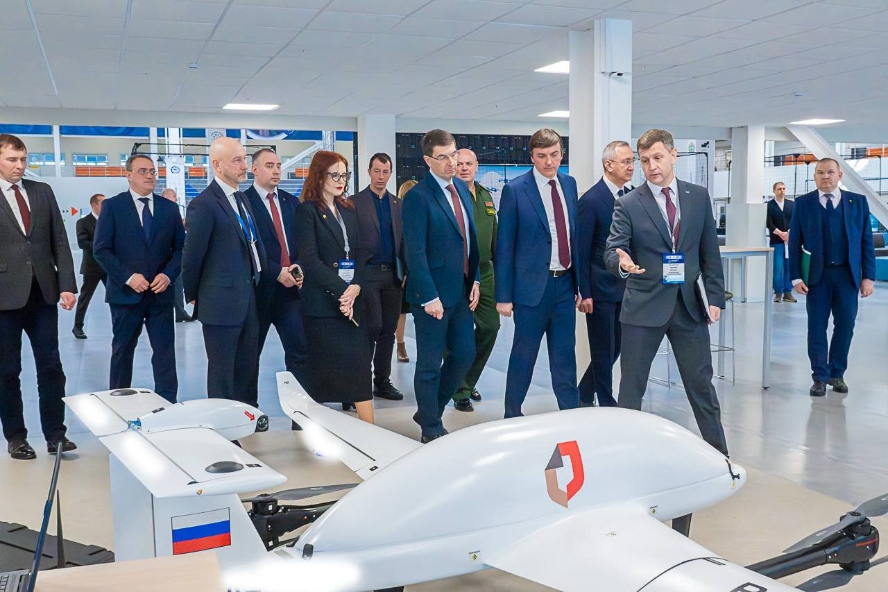 Полпред Президента в ЦФО Игорь Щеголев и Министр просвещения РФ Сергей Кравцов оценили потенциал Калужской области в сфере беспилотных авиационных систем Полпред Президента в ЦФО Игорь Щеголев и Министр просвещения РФ Сергей Кравцов оценили потенциал Калужской области в сфере беспилотных авиационных систем