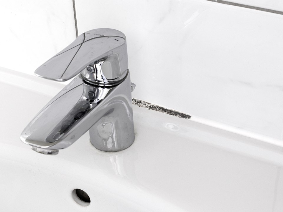 Засор в трубе: Как оперативно устранить проблему и избежать затопления соседей