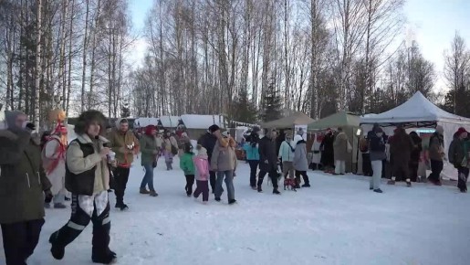 Лес, блины и "Горящее сердце": Масленицу торжественно проводили в арт-парке "Никола-Ленивец" в Калужской области