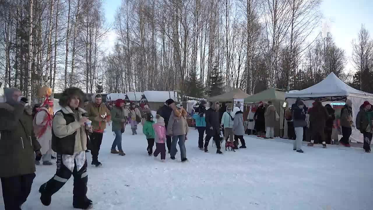 Лес, блины и "Горящее сердце": Масленицу торжественно проводили в арт-парке "Никола-Ленивец" в Калужской области